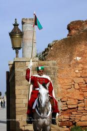 Image du Maroc Professionnelle de  Un cavalier de la garde royale devant l'entrée de l'esplanade de la mosquée (Tour Hassan) qui fît construite à la fin du XIIe siècle par le Sultan Yacoub el Mansour (dynastie Almohade) désireux de construire la plus grande mosquée du monde doté de 400 colonnes, la construction n’a pas été achevé suite à la mort du sultan en 1199, La tour Hassan est le symbole de Rabat son esplanade abrite le Mausolée Mohammed V de Rabat, Jeudi 1er Mars 2007. (MPSimages/Abdeljalil Bounhar)
